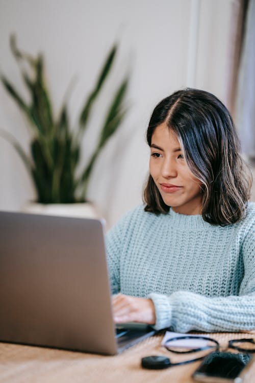 Woman sitting in front of a laptop